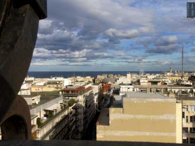 Ma prima di andar via ci attende un�ultima chicca. Superiamo una porta per accedere alla terrazza che si affaccia sulla citt�...